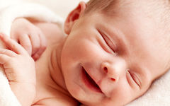 فرشته‌ها در خواب نوزاد؟ تا حالا فکر کردی راز این خنده‌های شیرین چیه؟!