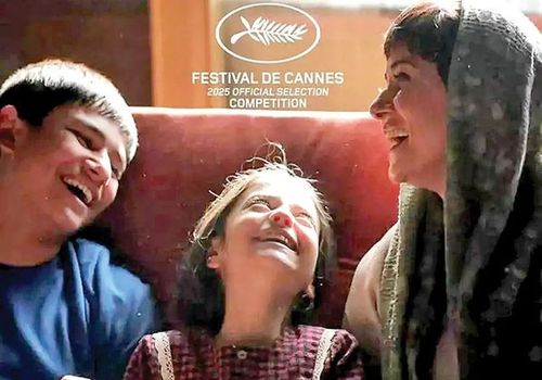 اولین اکران مردمی فیلم زن و بچه؛ از استایل شیک و جذاب پریناز ایزدیار تا بازگشت سعید روستایی!