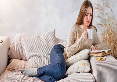 چگونه لکه‌های سمج قهوه و چای را از روی فرش و مبل پاک کنیم؟