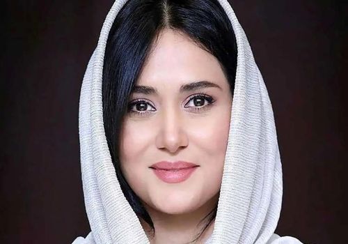 نگاهی به استایل ساده و چشم‌نواز پریناز ایزدیار در اکران "زن و بچه"!