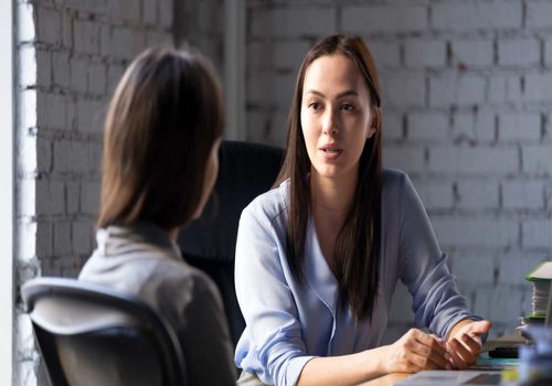 ۱۰ ترفند روانشناسی برای گفت‌وگوی مؤثر