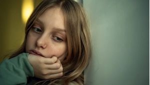 چگونه در جمع جذاب و دوست‌داشتنی باشیم؟ راهنمای کامل برای پرهیز از کسالت