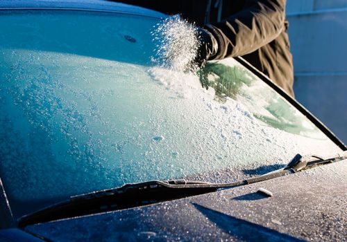 ویدیو: یخِ شیشه ماشین رو بدون خراش و آسیب به شیشه، آب کن!