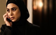 ژست جنجالی آزاده صمدی: وایرال شدن یک عکس در فضای مجازی!