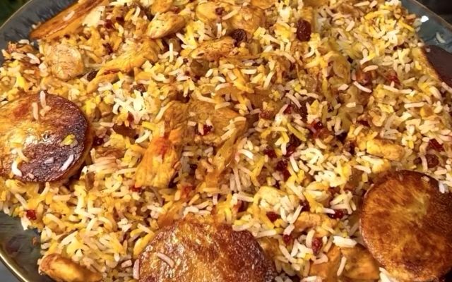 ناهار امروز: طعم بی‌نظیر گردو پلو با مرغ، ترکیبی دلپذیر از عطر و طعم!