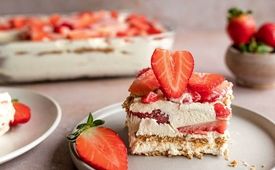 عصرونه امروز: طرز تهیه کیک توت فرنگی پنیری؛ دسری متفاوت و خوشمزه برای تابستان