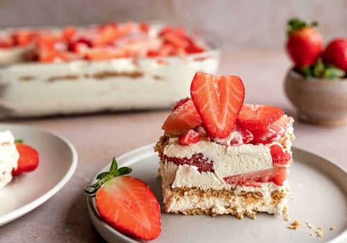 عصرونه امروز: طرز تهیه کیک توت فرنگی پنیری؛ دسری متفاوت و خوشمزه برای تابستان
