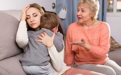وقتی دیگران، فرزندتان را دعوا می‌کنند: چگونه واکنش نشان دهیم؟ 