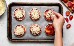 شام امشب با من: طرز تهیه مینی پیتزا؛ فینگرفودی جذاب برای مهمانی‌ها