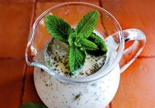 چگونه نعناع خشک را به طور یکنواخت در دوغ حل کنیم؟