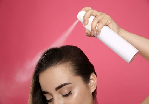 موهایتان را سریع و آسان تمیز کنید: شامپو خشک چه مزایا و معایبی دارد؟