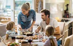 چطور یک برنامه غذایی متعادل و متنوع برای کل خانواده داشته باشیم؟