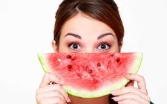 خوردن هندوانه با این مواد غذایی، سلامتی شما رو به خطر میندازه!