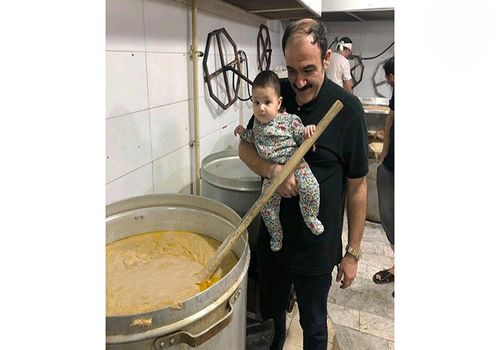 تصاویر دلنشین از نذری مهران غفوریان و دخترش در تاسوعا!