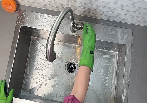 سینک ظرفشویی درخشان بدون مواد شیمیایی: رازهای نظافت با مواد طبیعی