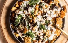 شام امشب با من: طرز تهیه فته بادمجان و سیب‌زمینی؛ یک سالاد عربی متفاوت و خوشمزه