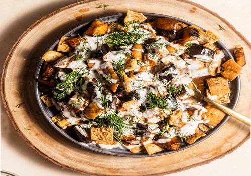 شام امشب با من: طرز تهیه فته بادمجان و سیب‌زمینی؛ یک سالاد عربی متفاوت و خوشمزه