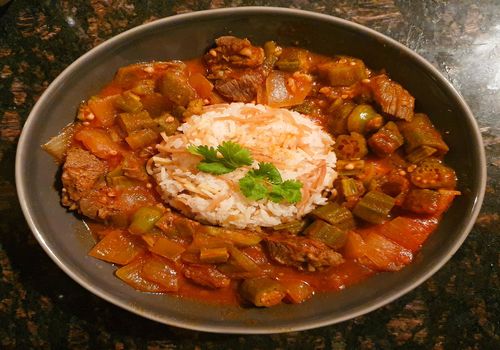 ناهار امروز: سفر به دنیای طعم‌های عربی با خورشت بامیه تند و تیز!