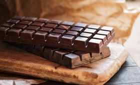 خبر خوش برای عاشقان شکلات تلخ: فواید این خوراکی لذیذ برای سلامتی