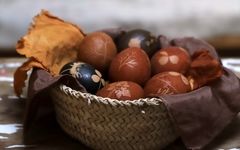 سه روش شگفت‌انگیز برای رنگ‌آمیزی تخم‌مرغ‌های عید با مواد طبیعی!