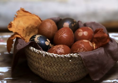 سه روش شگفت‌انگیز برای رنگ‌آمیزی تخم‌مرغ‌های عید با مواد طبیعی!